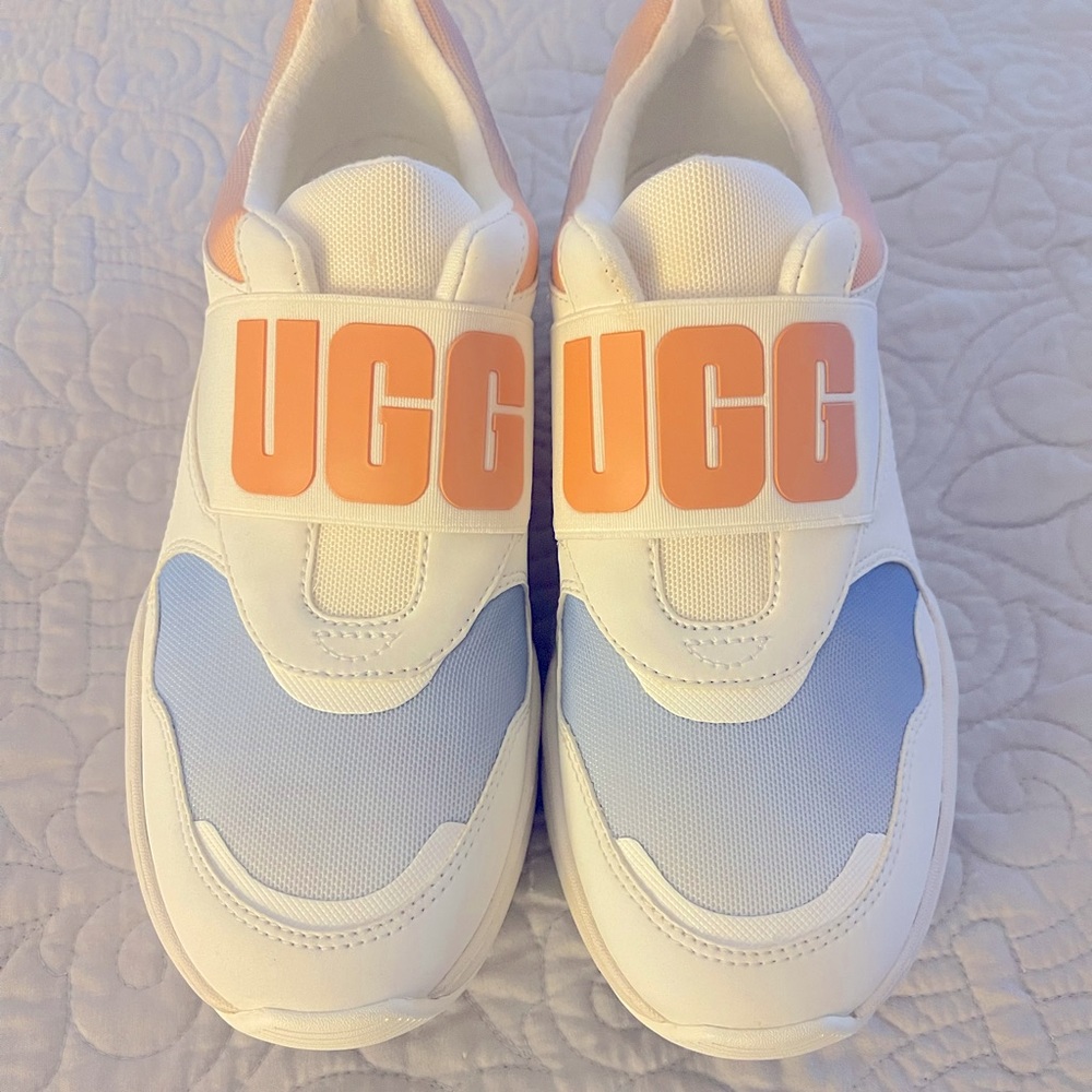NIB - UGG LA FLEX sneaker - Size 6z. NEW IN BOX